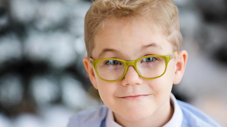 camarera Pisoteando hacer clic Hipermetropía en niños: Cuándo poner gafas
